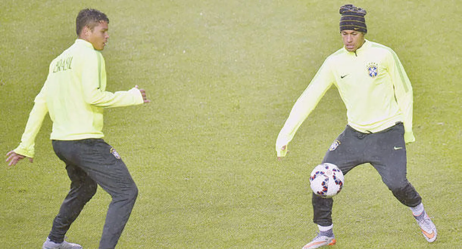 نجما البرازيل نيمار وسيلفا يتطلعان لمواصلة تألقهما (أ.ف.ب)