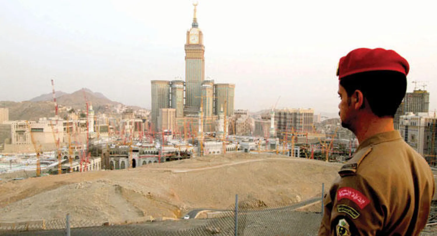 غروب الشمس في مكة المكرمة آخر أيام شهر شعبان وإعلان دخول شهر رمضان الكريم. ويظهر في الصورة أحد رجال الأمن خلال الاستعداد لتجهيز مدفع رمضان الذي سيطلق عند دخول موعد الإفطار (تصوير: أحمد حشاد)