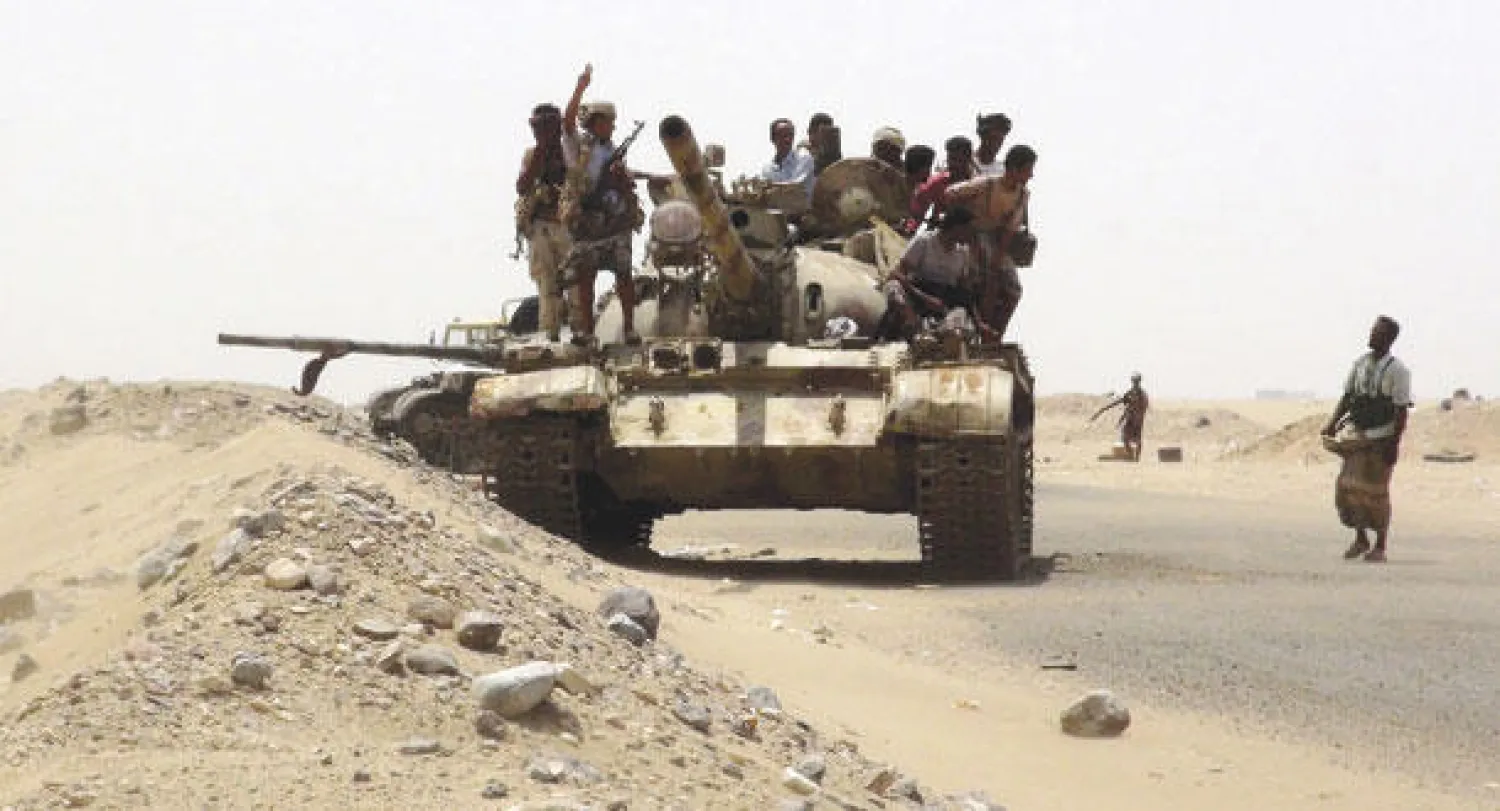 مقاتلون من لجان المقاومة الشعبية فوق دبابة جنوب مدينة عدن أمس (رويترز)