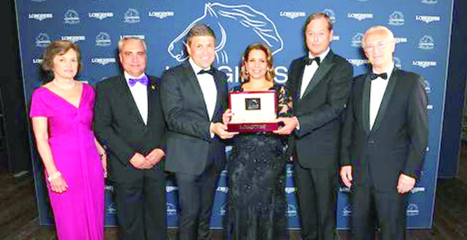 الأميرة هيا بنت الحسين عقب تسلمها جائزة لونجين محاطة بكبار المسؤولين في الشركة وفي قطاع الفروسية