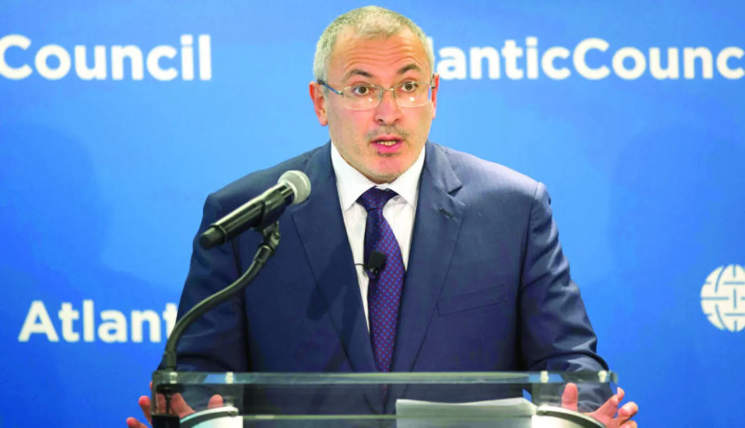 الملياردير الروسي المعارض للكرملين ميخائيل خودوروفسكي يتحدث في المجلس الأطلسي في واشنطن (أ.ف.ب)
