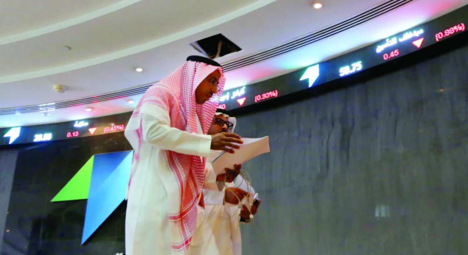 متعامل يراقب حركة الاسهم في البورصة السعودية في الرياض (ا.ف.ب)
