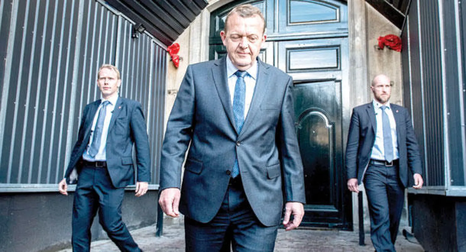 لارس لوكه راسموسن رئيس الحزب الليبرالي الدنماركي أثناء وصوله إلى قصر الملكة مارغريت أول من أمس بعد إعلان فوزه في الانتخابات (إ.ب.أ)