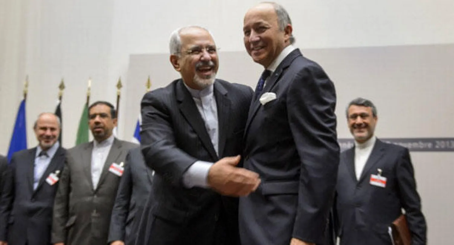 وزير الخارجية الإيراني محمد جواد ظريف ونظيره الفرنسي لوران فابيوس في لقاء سابق عقد بجنيف في نوفمبر عام 2013 بشأن البرنامج النووي الإيراني المثير للجدل (غيتي)