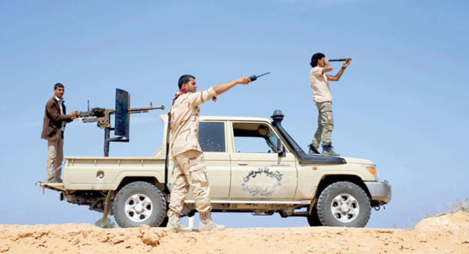 مسلحون من {فجر ليبيا} المتطرفون يتدربون بالقرب من درنة (رويترز)