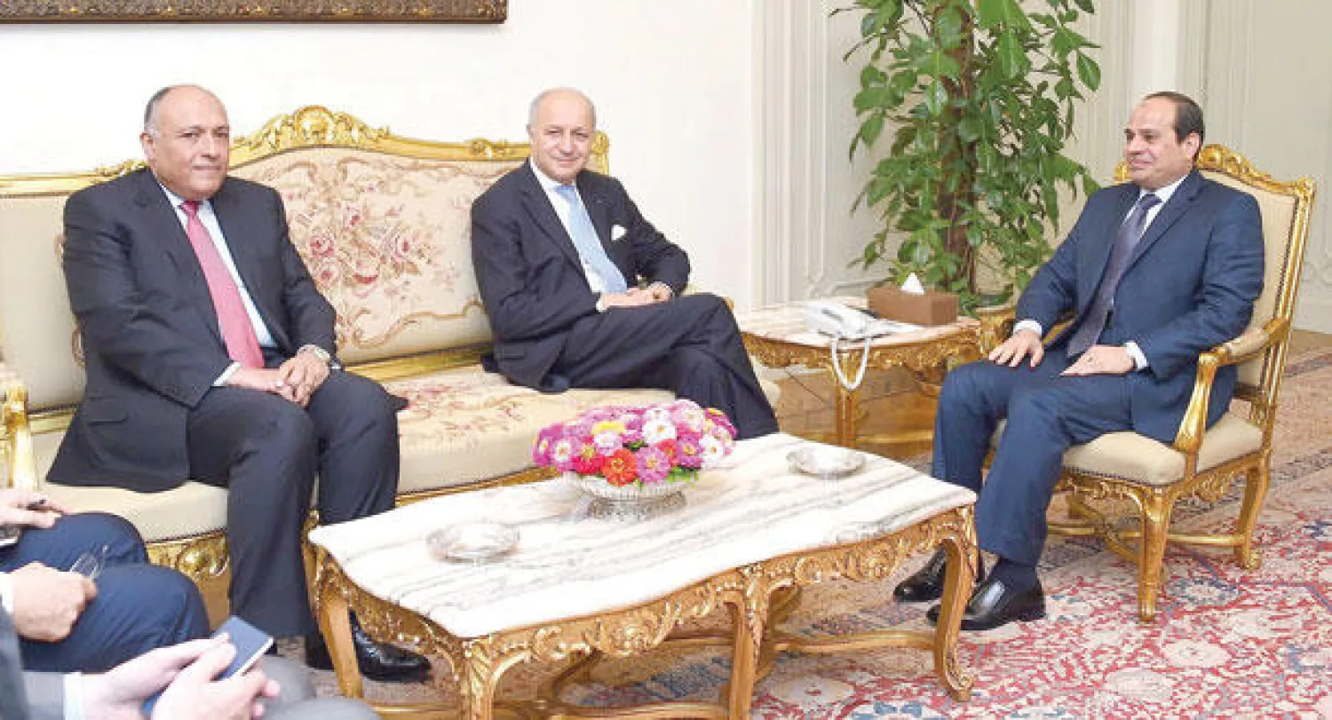 الرئيس المصري عبد الفتاح السيسي لدى اجتماعه  بوزير الخارجية الفرنسي لوران فابيوس في قصر الرئاسة بحضور وزير الخارجية  المصري سامح شكري (أ.ف.ب)