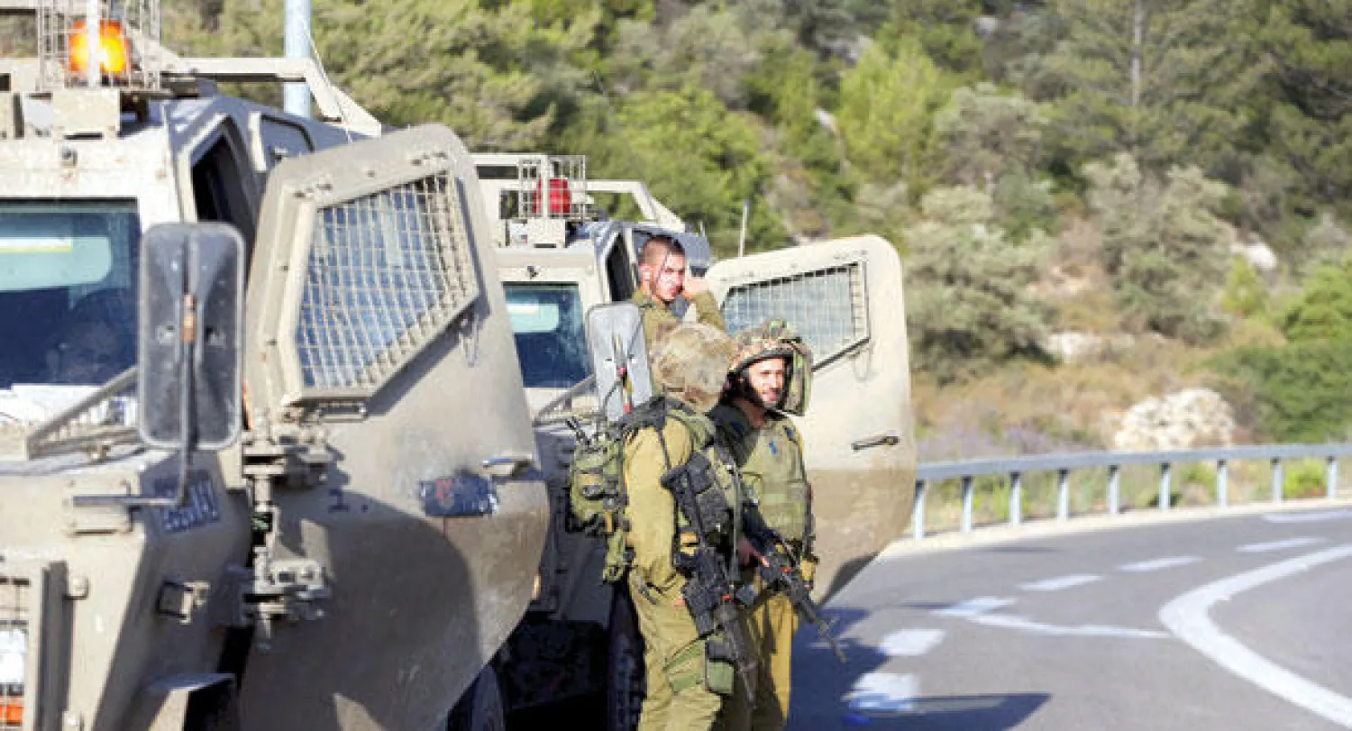 جنود إسرائيليون بالقرب من مستوطنة دوليف التي شهدت عملية قتل مستوطن واصابة آخر أول من أمس (رويترز)