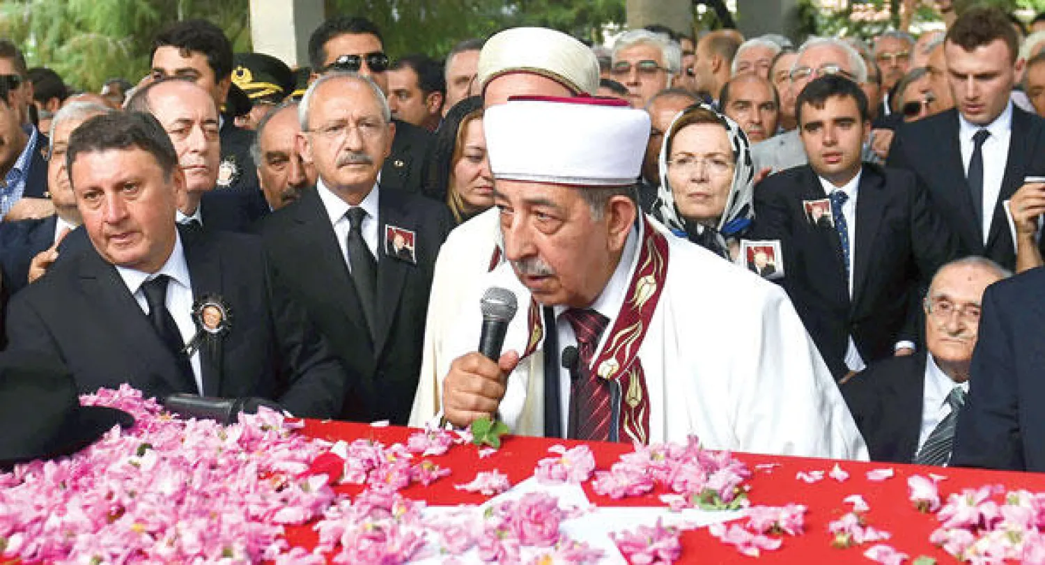 شهدت العاصمة التركية أنقرة حفلا لتأبين الرئيس التركي الأسبق سليمان ديميريل قبل نقله إلى مثواه الأخير في مسقط رأسه بقرية إسلام كوي التابعة لمدينة إسبارطه جنوب غربي تركيا.. وفي الصورة الشيخ مهمت نوري يلماز يؤدي صلاة الميت على الرئيس الاسبق ديميريل أمس ( أ.ب)