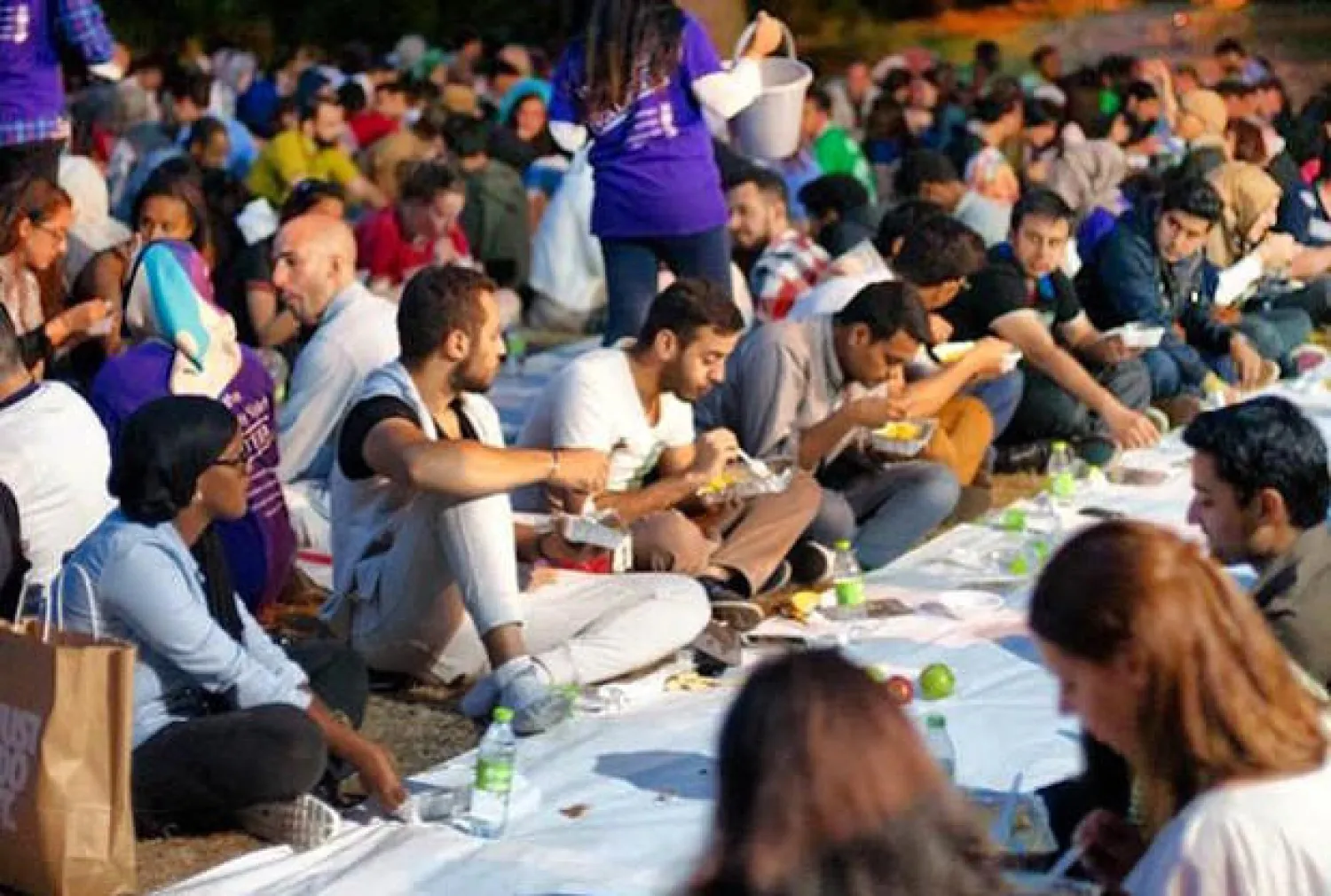 خيمة رمضانية في مدينة بريطانية تقدم إفطارا مجانيا طوال الشهر الفضيل