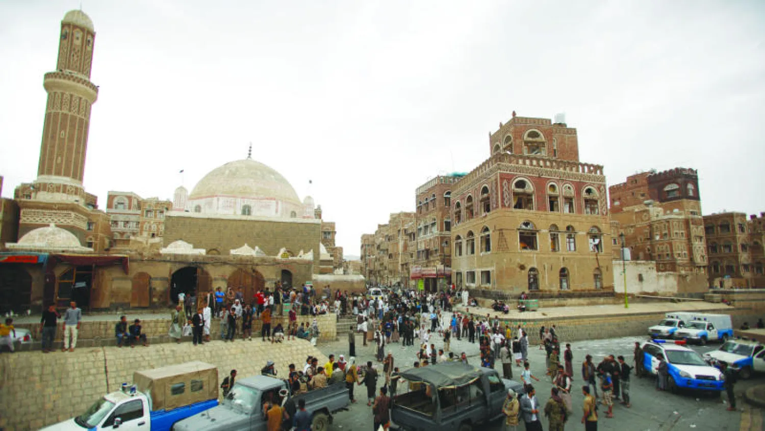 موقع انفجار سيارة مفخخة أمام مسجد بالقرب من المدينة القديمة في صنعاء وأعلن تنظيم داعش مسؤوليته عن الحادث الذي وقع أول من أمس وأسفر عن سقوط  قتلى وجرحى (أ.ف.ب)