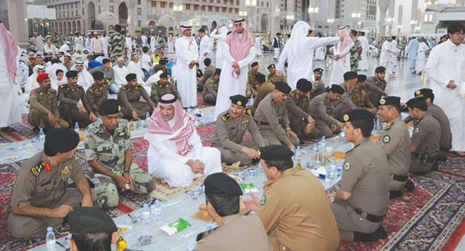 الأمير فيصل بن سلمان مع رجال الأمن في ساحة المسجد النبوي الشريف