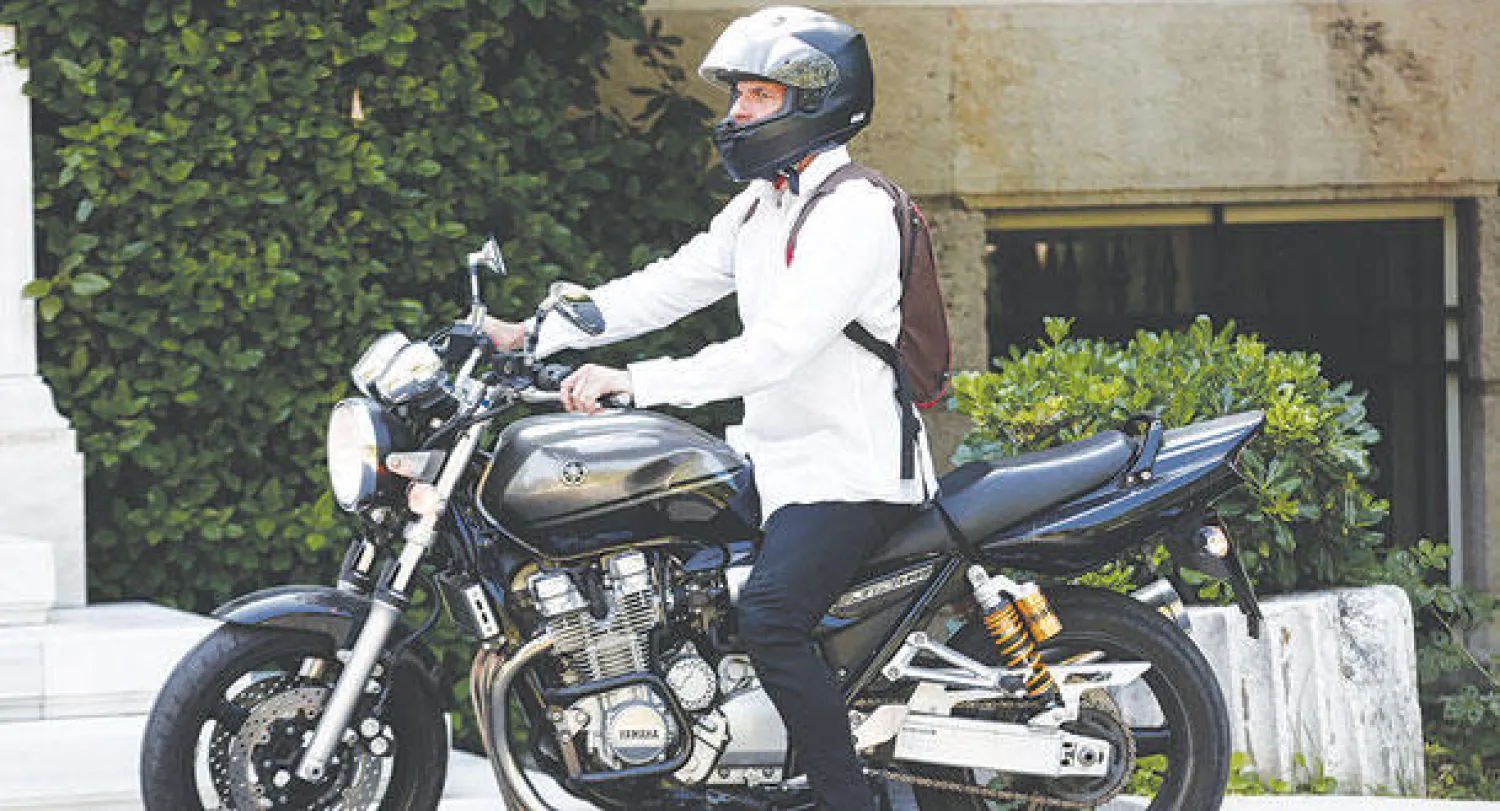 وزير المالية اليوناني يصل إلى اجتماع الحكومة اليونانية في أثينا لبحث الأزمة الاقتصادية أمس (أ.ب)