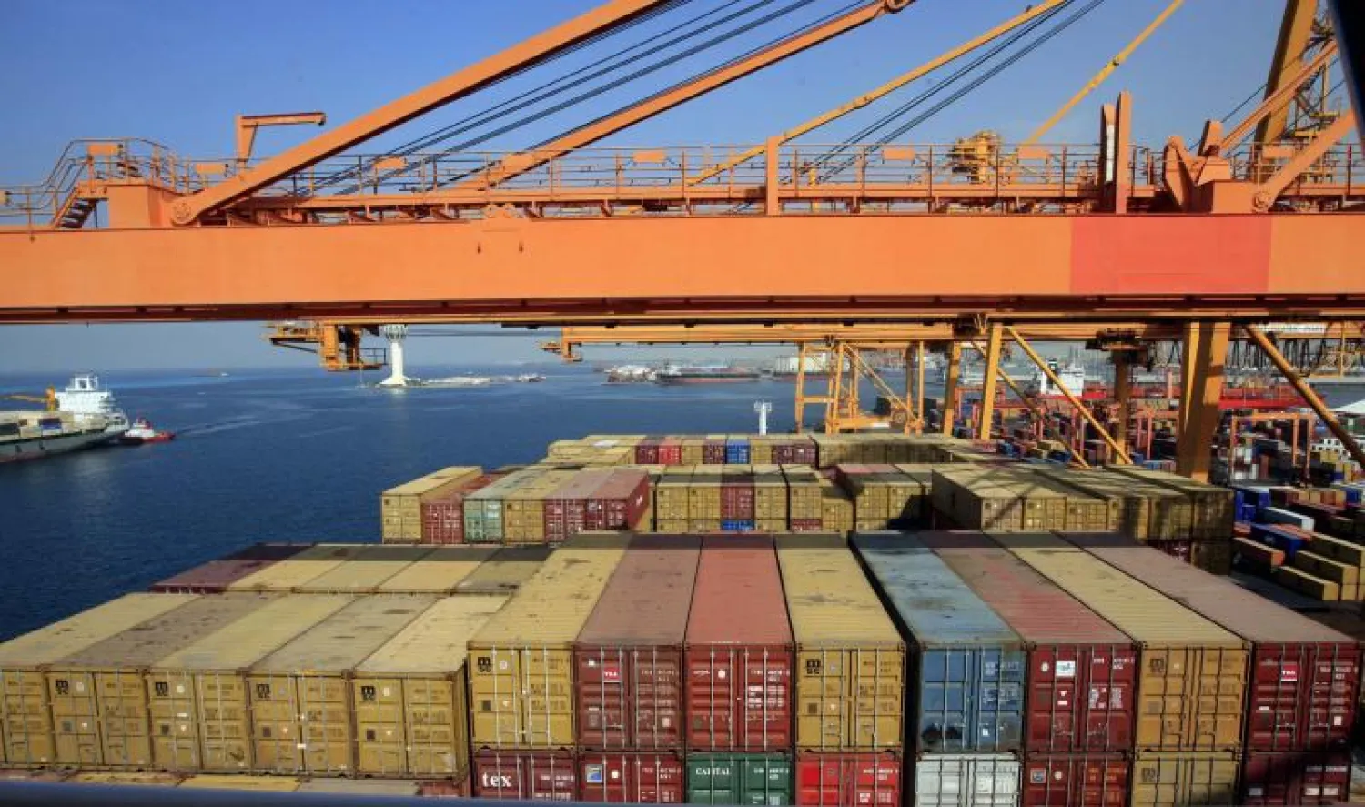 صادرات السعودية غير البترولية تنخفض ووارداتها ترتفع في الربع الأول من العام الحالي