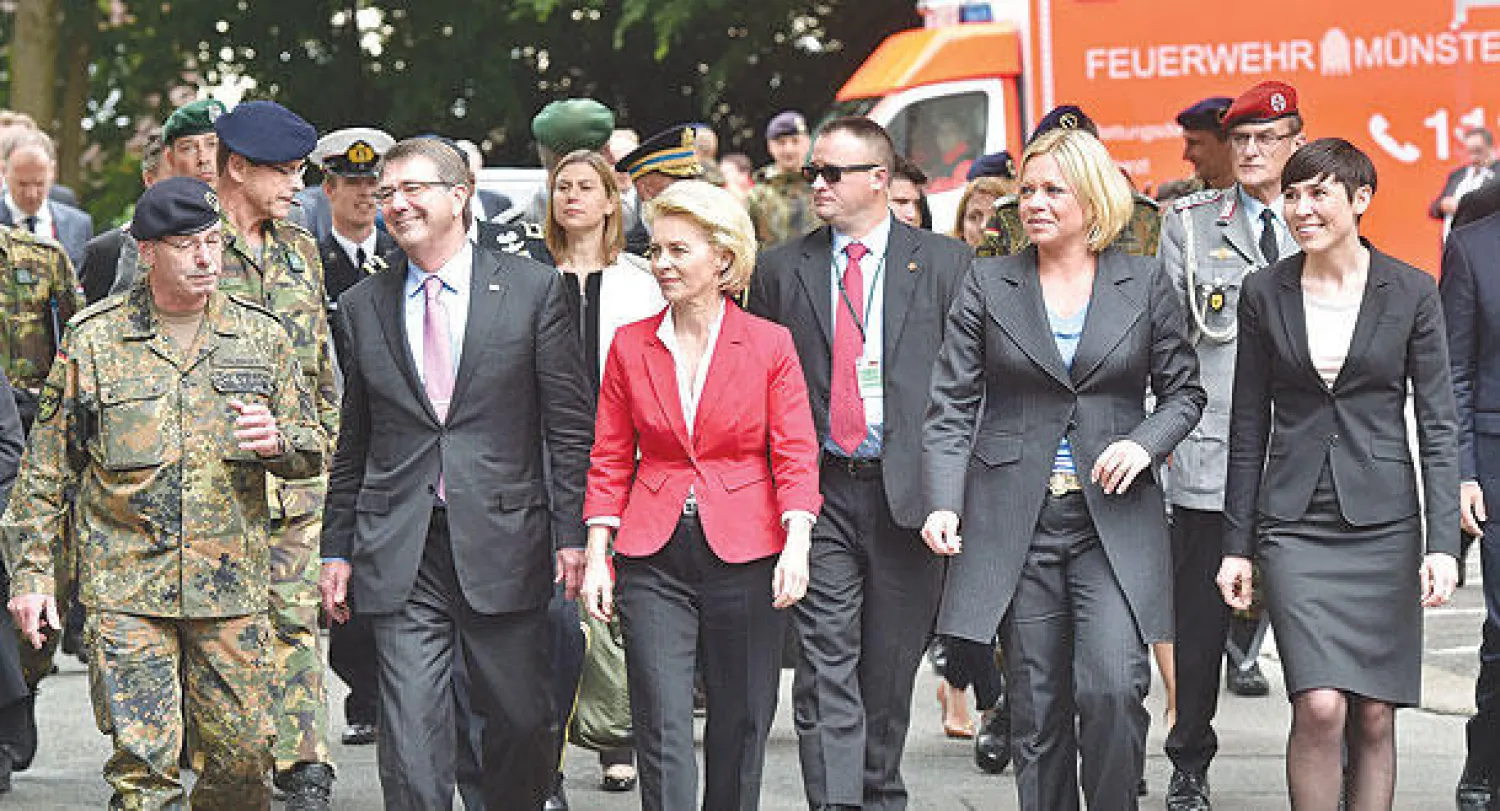 وزراء الدفاع الأميركي آشتون كارتر والألمانية أرسولا فون دير ليان والهولندية جينين هينيس- بلاشرت والنرويجية آني أريكسون يزورون قاعدة للناتو في ألمانيا أمس (أ.ب)