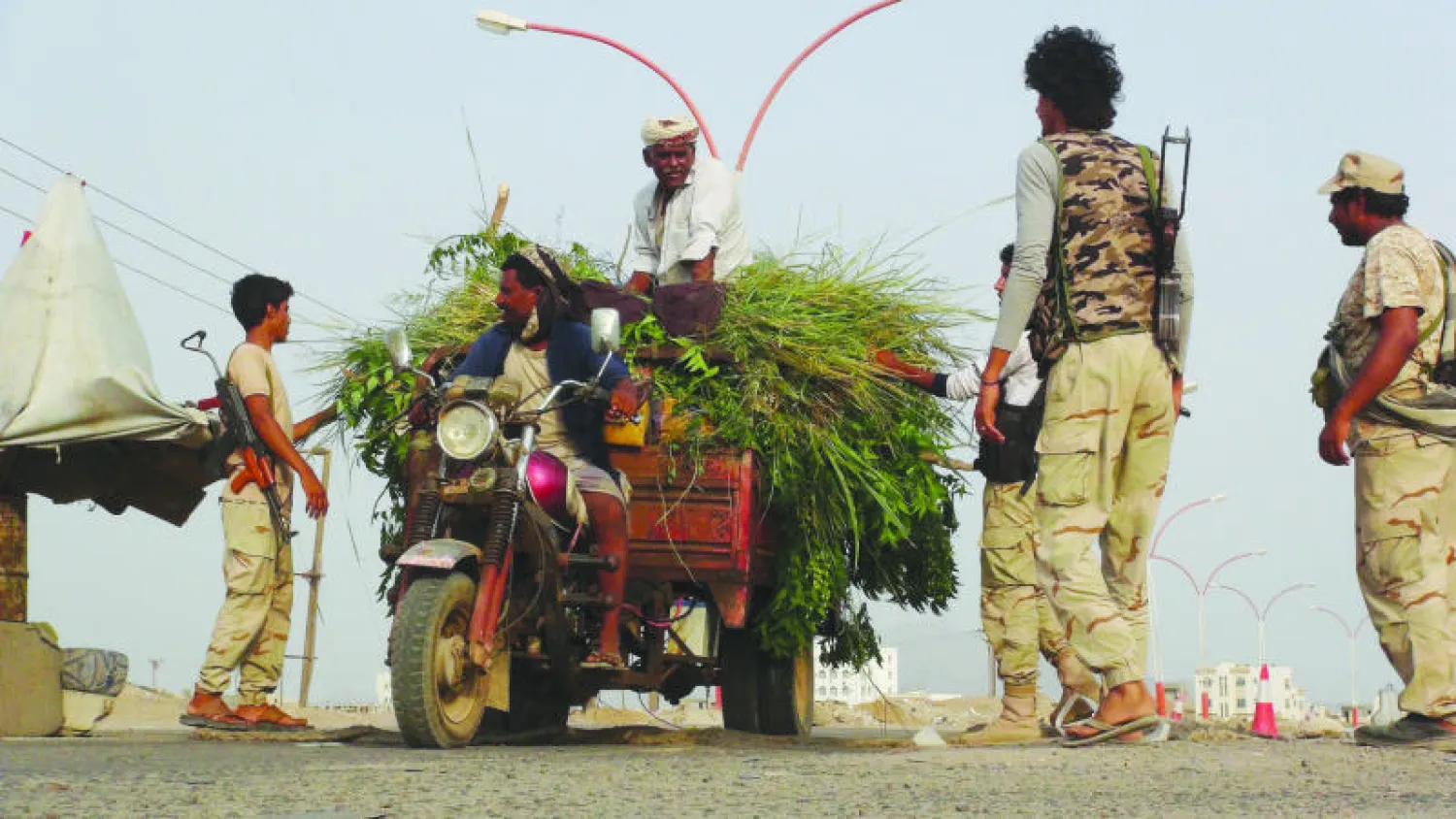 مقاتلو المقاومة الشعبية المناهضة للتمدد الحوثي عند نقطة تفتيش على مشارف عدن (رويترز)