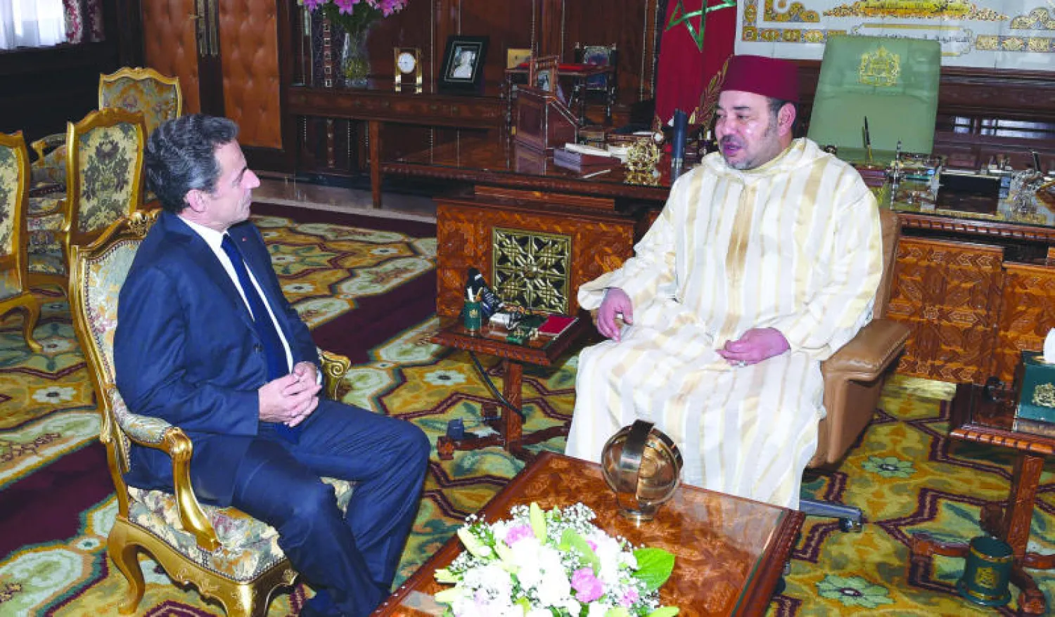 ملك المغرب خلال استقباله الرئيس الفرنسي السابق ساركوزي في الرباط أمس (أ.ف.ب)