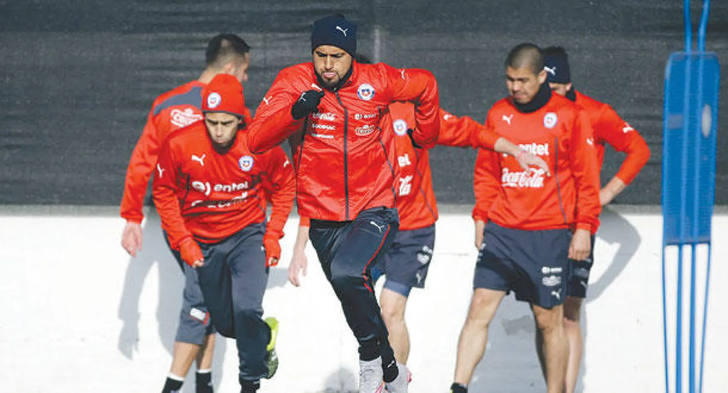 التشيلي فيدال يتوسط زملاءه خلال التدريبات غير متأثر بالحادث الذي تعرض له الأسبوع الماضي (أ.ب)