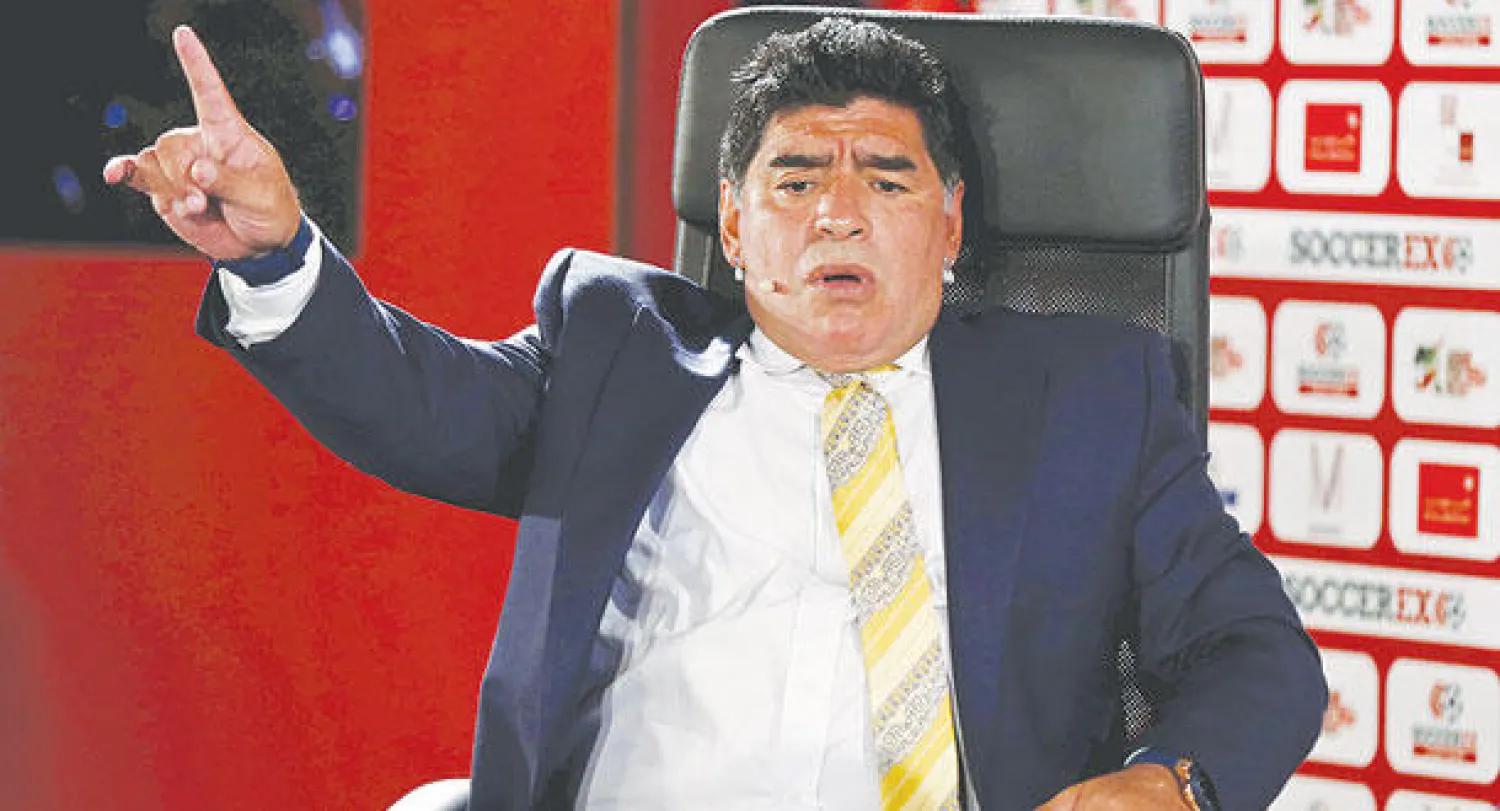 مارادونا يتطلع لرئاسة «الفيفا» (رويترز)