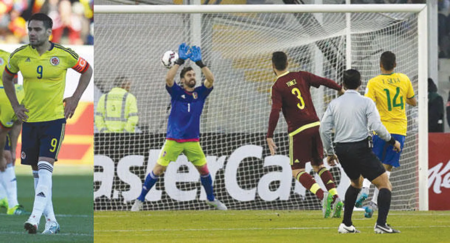 باروخا حارس فنزويلا في محاولة فاشلة للتصدي لتسديدة البرازيلي تياغو سيلفا (رقم 14 يمين) (رويترز)  -  فالكاو قائد كولومبيا واصل عروضه الباهتة رغم التأهل (أ.ب)