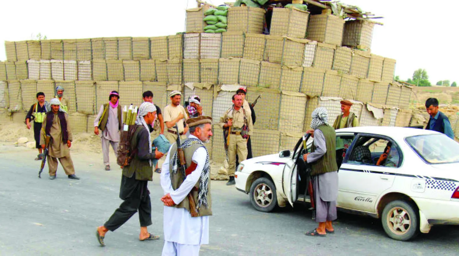 عناصر من ميليشيات محلية أفغانية على مشارف مدينة قندز الأفغانية بعد أن استعادت القوات الحكومية أحد الأحياء الرئيسية فيها من طالبان (رويترز)