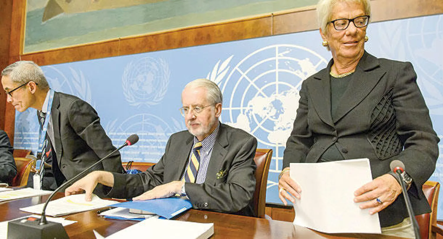 باولو بينييرو رئيس لجنة التحقيق الخاصة بسوريا مع اثنين من أعضاء اللجنة في المؤتمر الصحافي أمس في جنيف (إ.ب.أ)