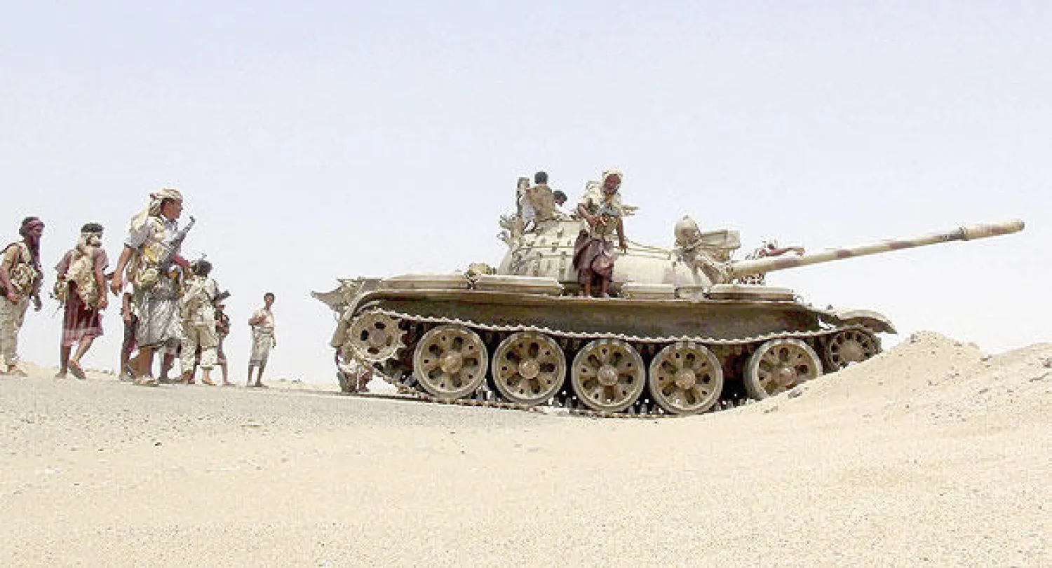 مقاتلون من المقاومة الشعبية بالجنوب خلال معارك بعدن (رويترز)