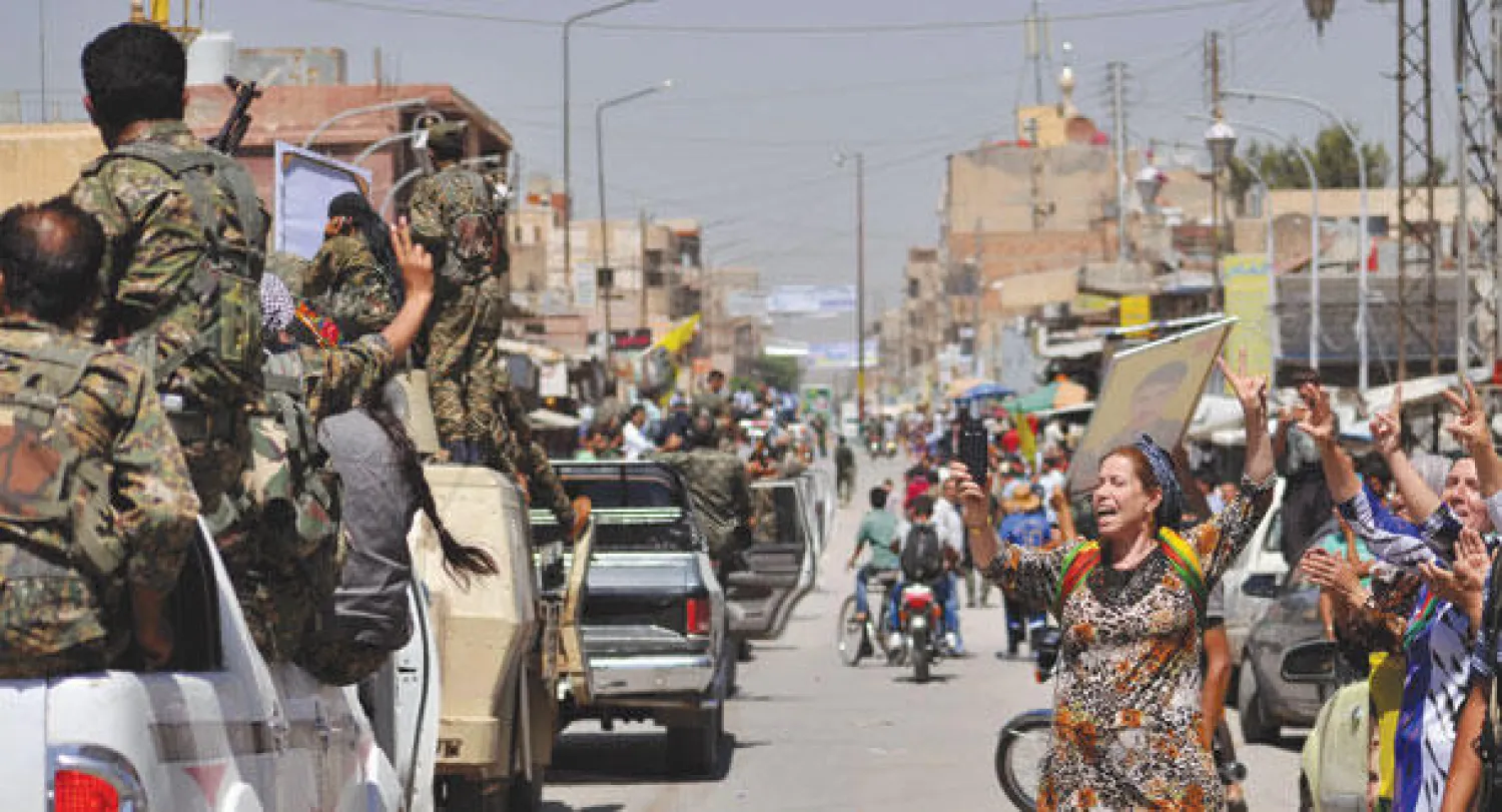 أكراد سوريون في القامشلي يستقبلون قوات الحماية الشعبية بالأهازيج بعد انتصارهم في تل أبيض أمام «داعش» (أ.ف.ب)