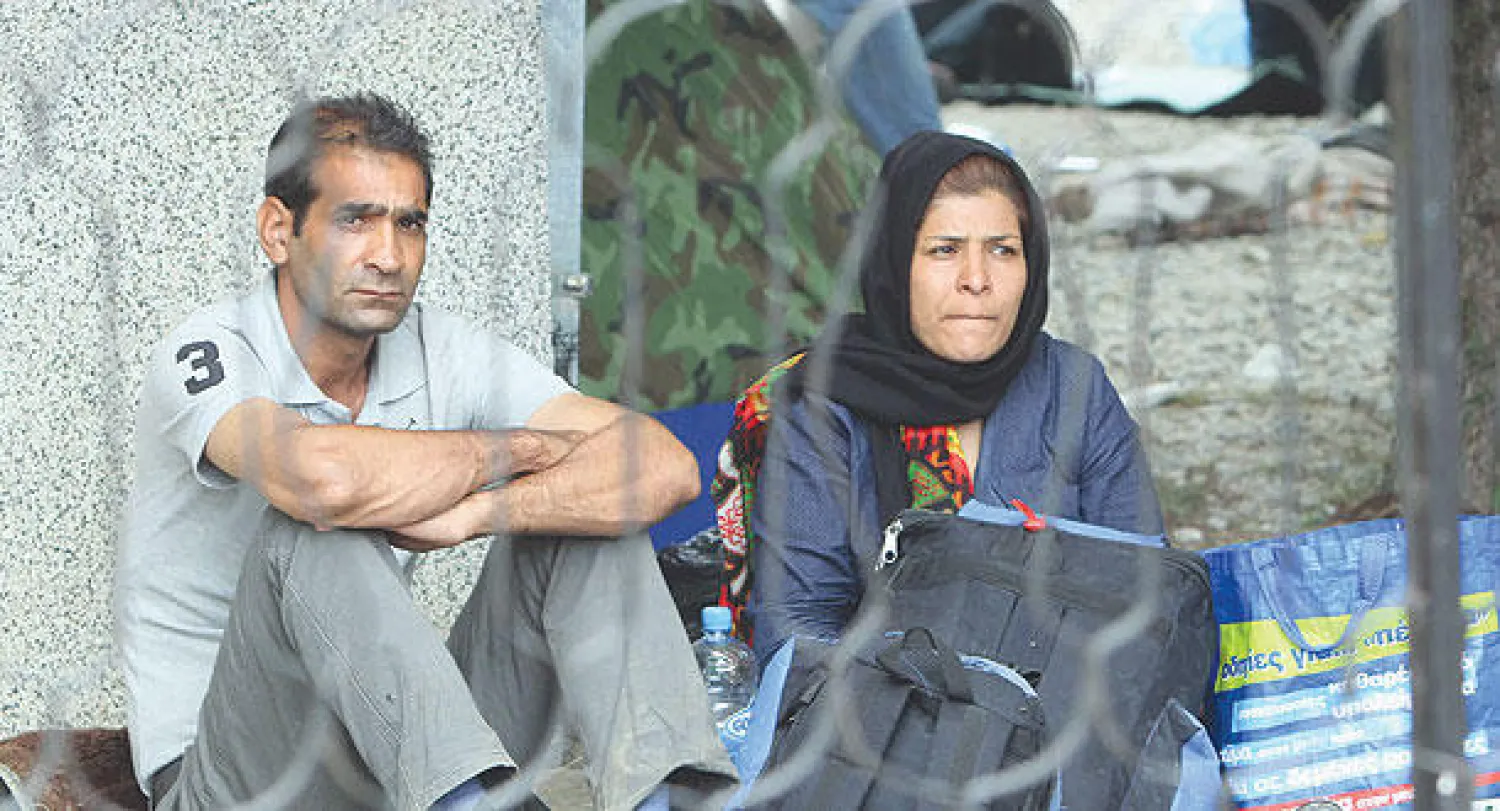 لاجئون من سوريا وأفغانستان وباكستان ينتظرون في مركز استقبال في صربيا انتظارا للمرور إلى الدول الأوروبية (إ.ب.أ)