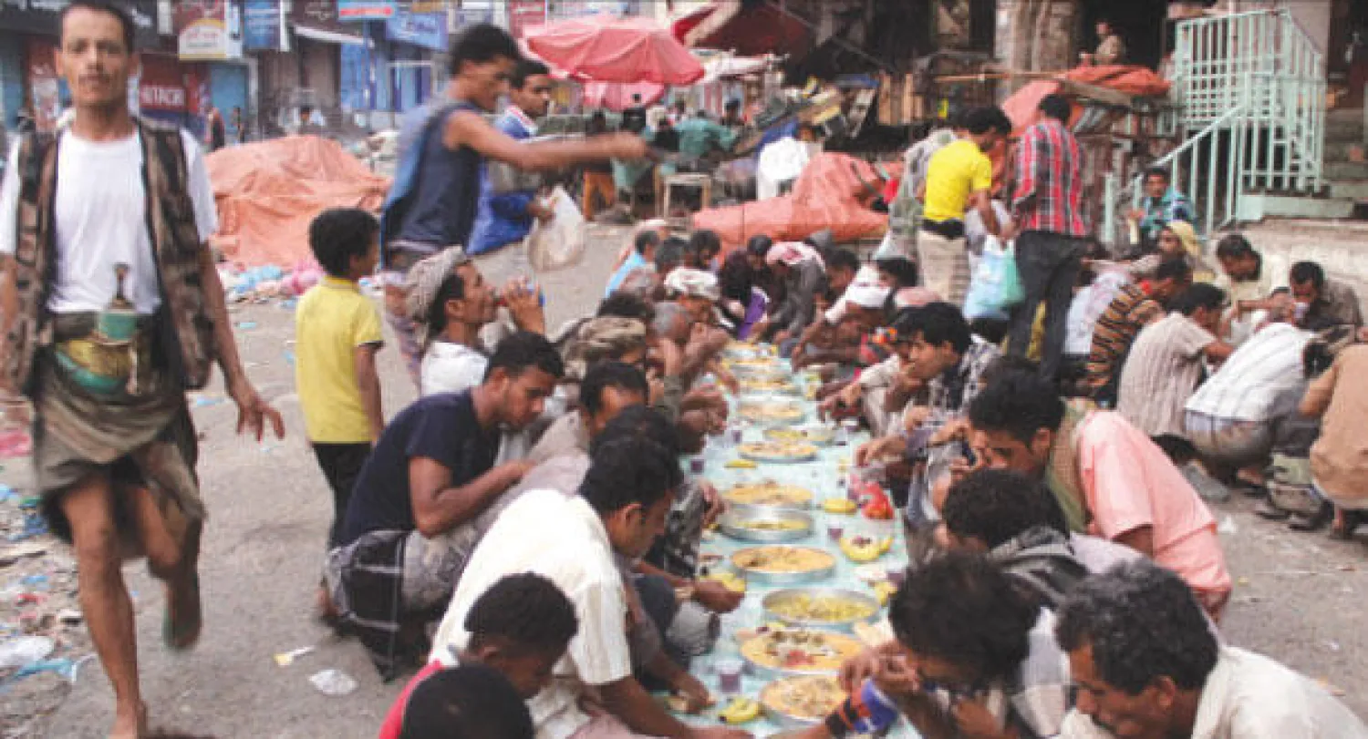 يمنيون أثناء إفطارهم الرمضاني أمس في تعز (أ.ف.ب)
