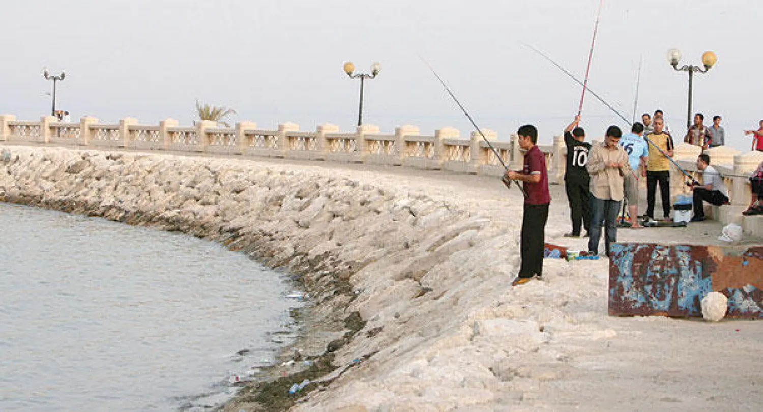 في شهر رمضان وتحديدا بعد صلاة العصر يتضاعف أعداد ممارسي هذه الهواية التي كان يشتهر بها المقيمون من الجاليات الفلبينية والهندية لسنوات