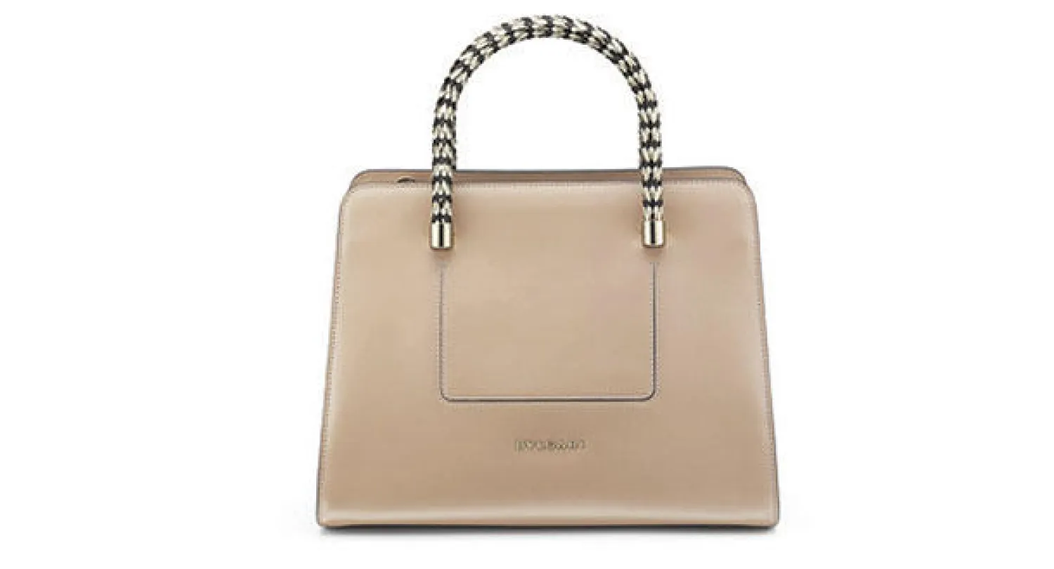 حقيبة بملمس الأفاعي من وحي الجواهر