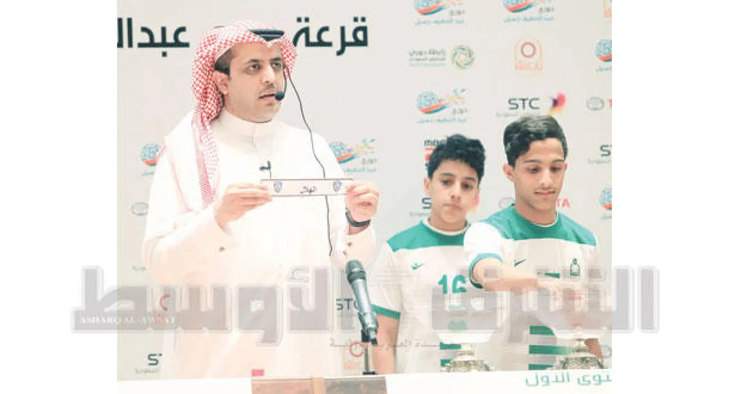 أحمد العقيل يقوم بسحب القرعة بحضور أطفال جمعية إنسان (تصوير: حميد الحازمي)