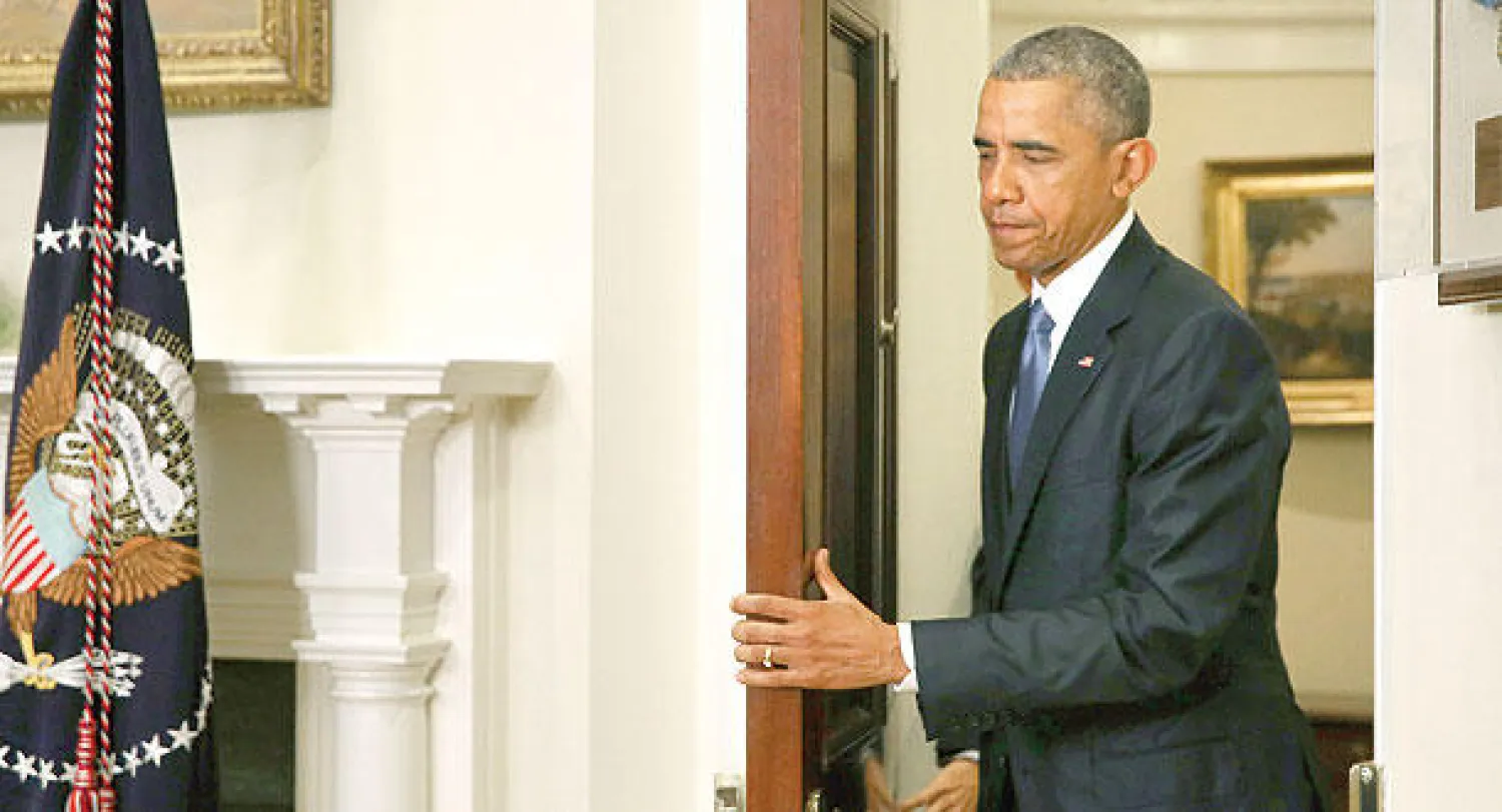 الرئيس الأميركي باراك أوباما يدخل إلى قاعة «روزفلت» في البيت الأبيض لإعلان تعديلات سياسة الرهائن أول من أمس (أ.ف.ب)