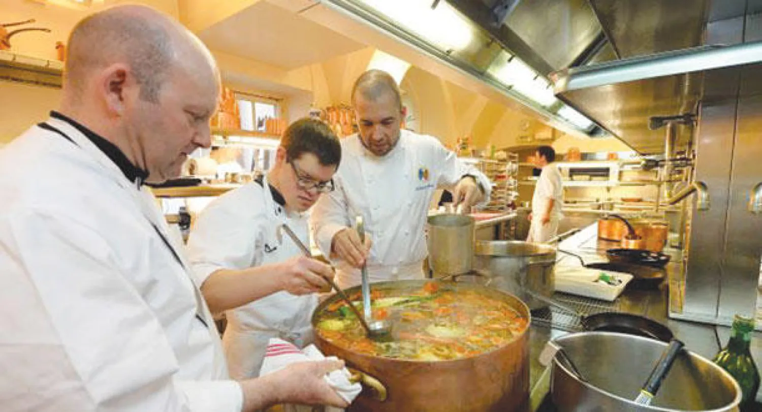 الشيف غوميز أثناء العمل في مطبخ القصر