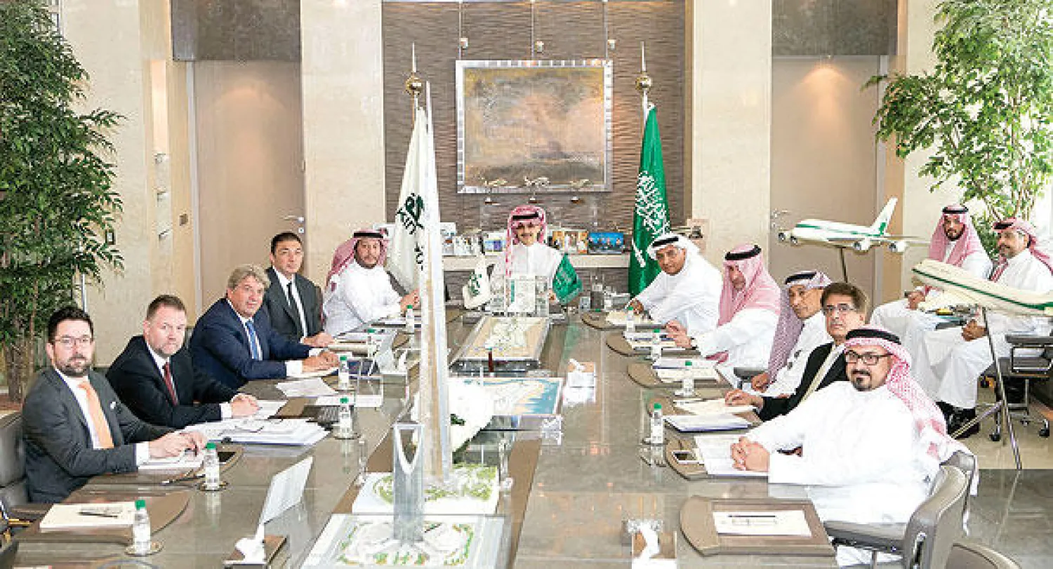 جانب من اجتماع مجلس إدارة «جدة الاقتصادية» برئاسة الأمير الوليد بن طلال («الشرق الأوسط»)