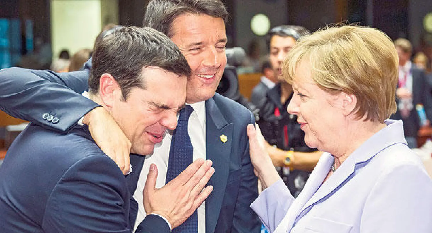 المستشارة الألمانية تتبادل حديثا وديا مع رئيس الوزراء اليوناني (يسار) ورئيس الوزراء الإيطالي خلال اجتماع في مقر مجلس الاتحاد الأوروبي في بروكسل أمس (إ.ب.أ)