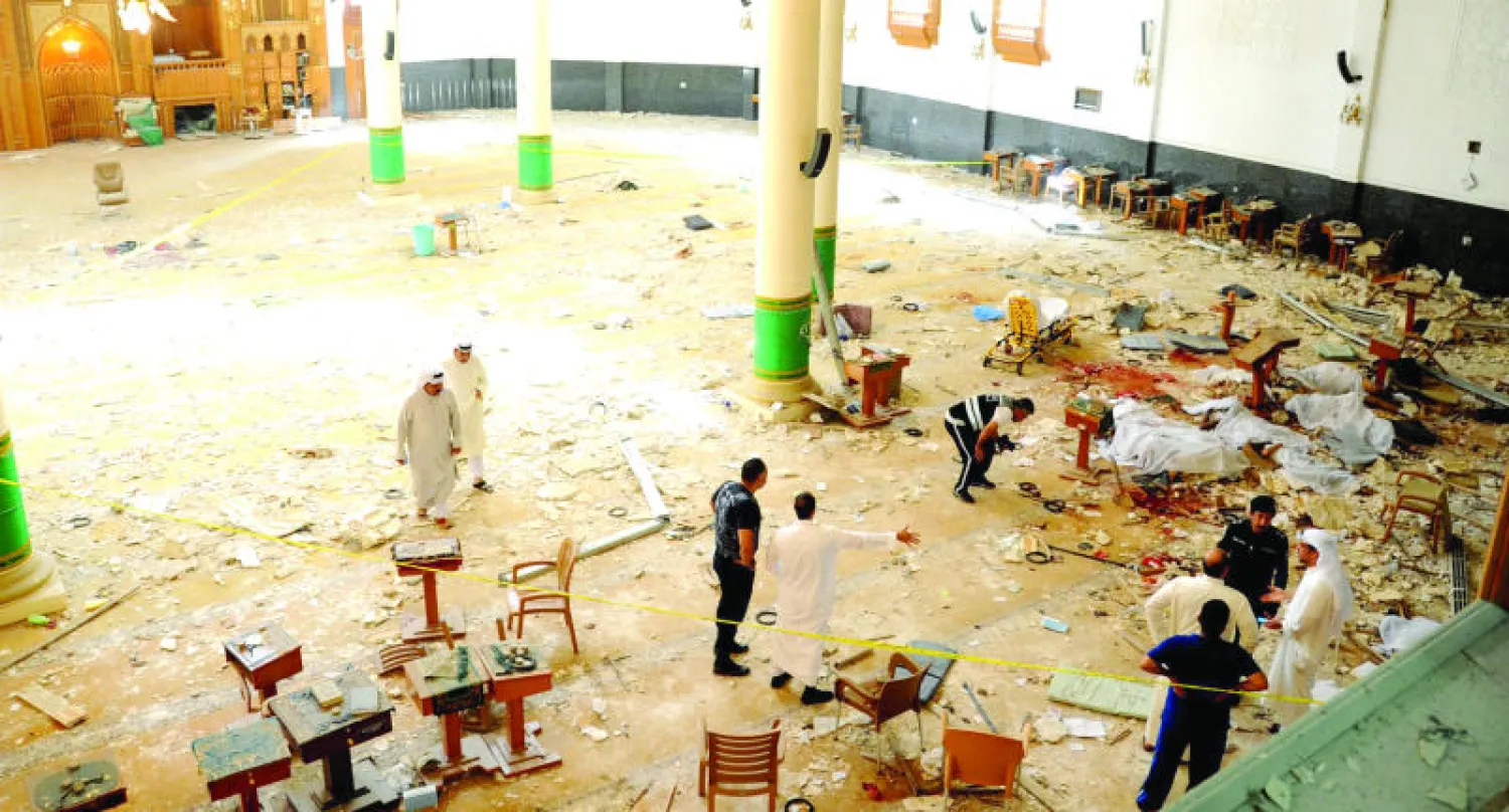 مسعفون وقوات الأمن داخل مسجد الإمام الصادق في أعقاب التفجير الانتحاري في حي الصوابر أمس (إ.ب.أ)