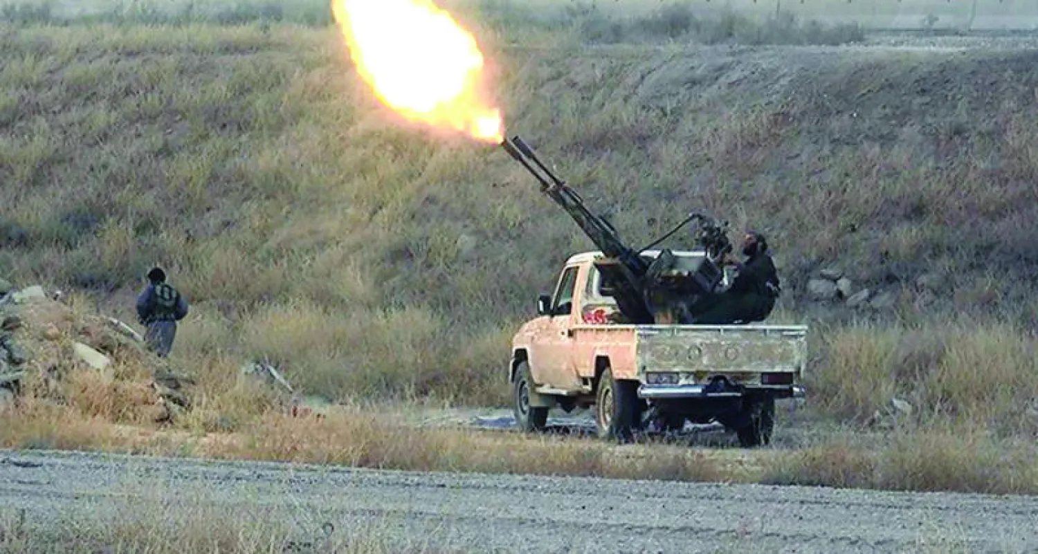 صورة وزعها تنظيم «داعش» لبعض قواته وهي تقصف أهدافاً في محيط مدينة الحسكة بشمال شرق سوريا (أ.ب)