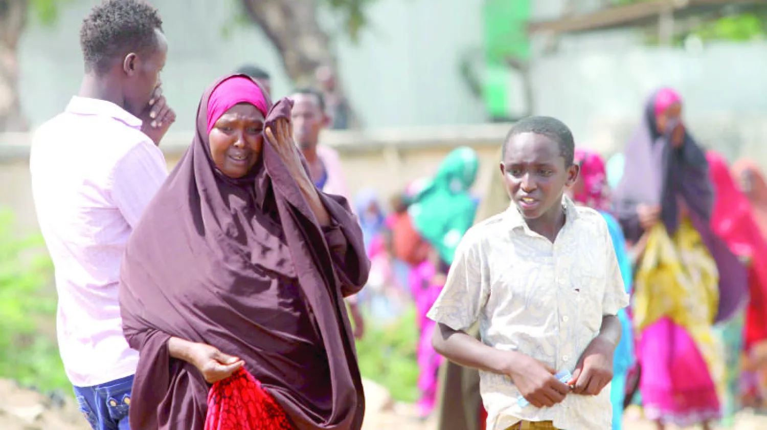 صوماليون ينظرون بذهول إلى جثث أشخاص قتلوا في هجوم استهدف حي هوداي بمقديشو الأربعاء الماضي (رويترز)