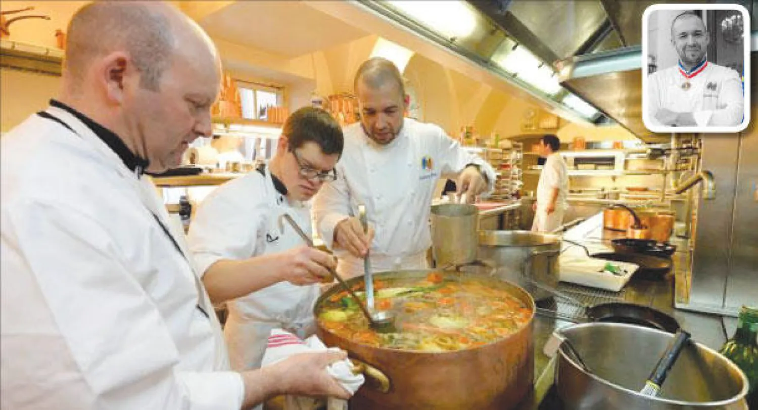 الشيف غوميز أثناء العمل في مطبخ القصر، وفي الإطار رئيس الطهاة في قصر الإليزيه غيوم غوميز