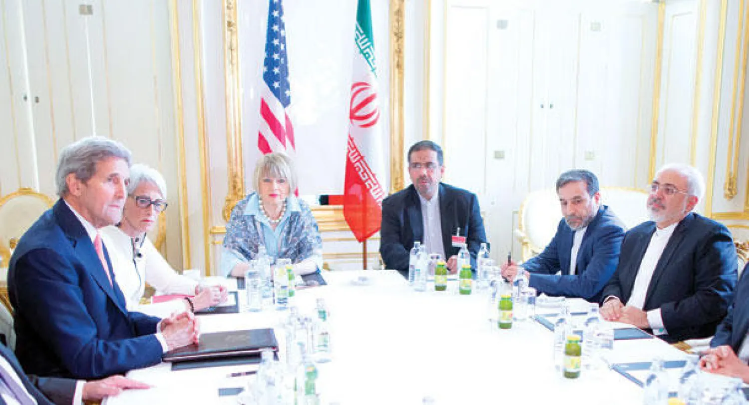 وزير الخارجية الأميركي جون كيري ونظيره الإيراني محمد جواد ظريف خلال مفاوضات «النووي» الإيراني في فيينا أمس (إ.ب.أ)