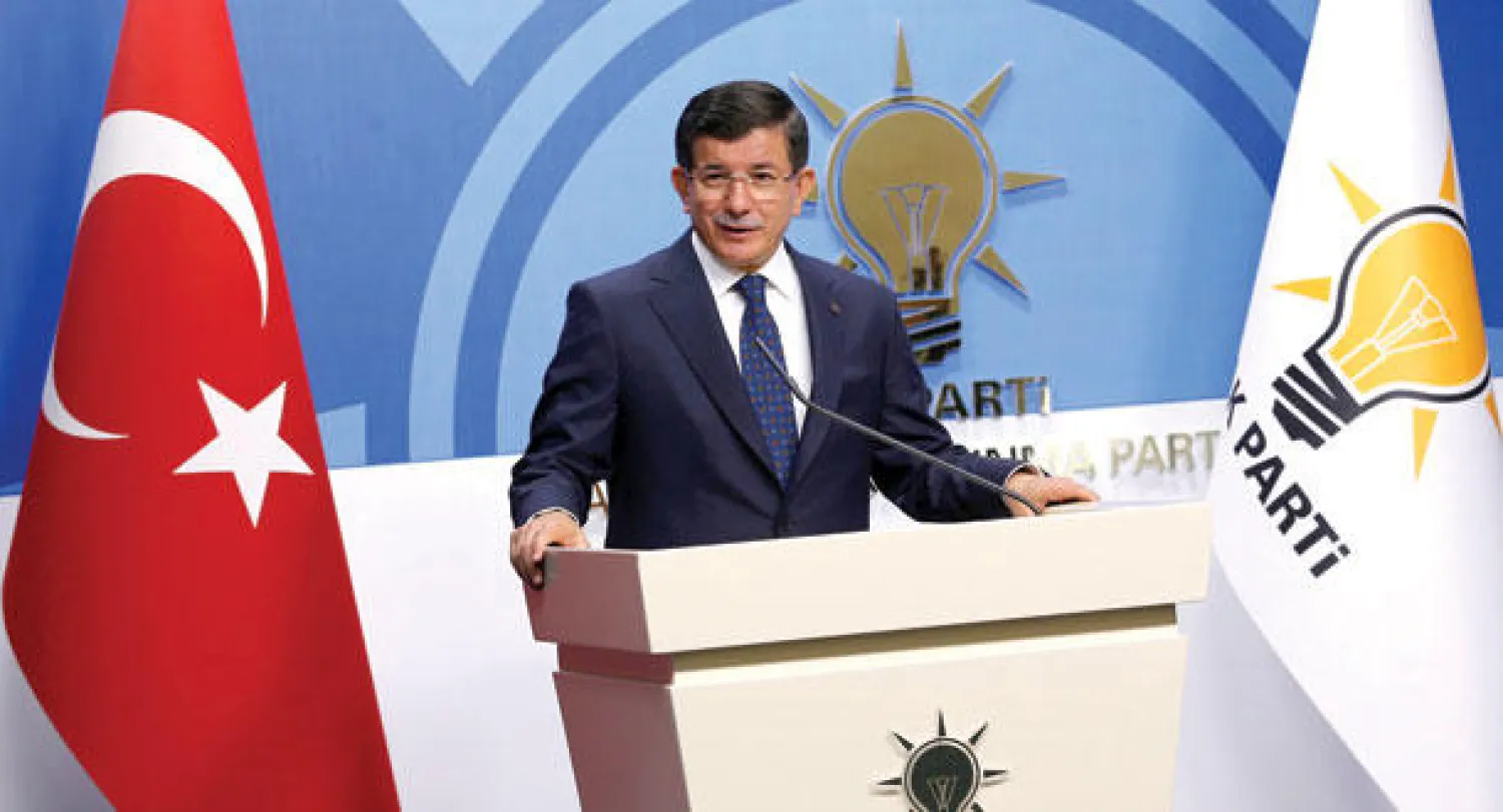 رئيس الحكومة التركية أحمد داود أوغلو خلال حديثه أمس عن سياسة حزبه وترشيحه عصمت يلماز لرئاسة البرلمان (أ.ف.ب)