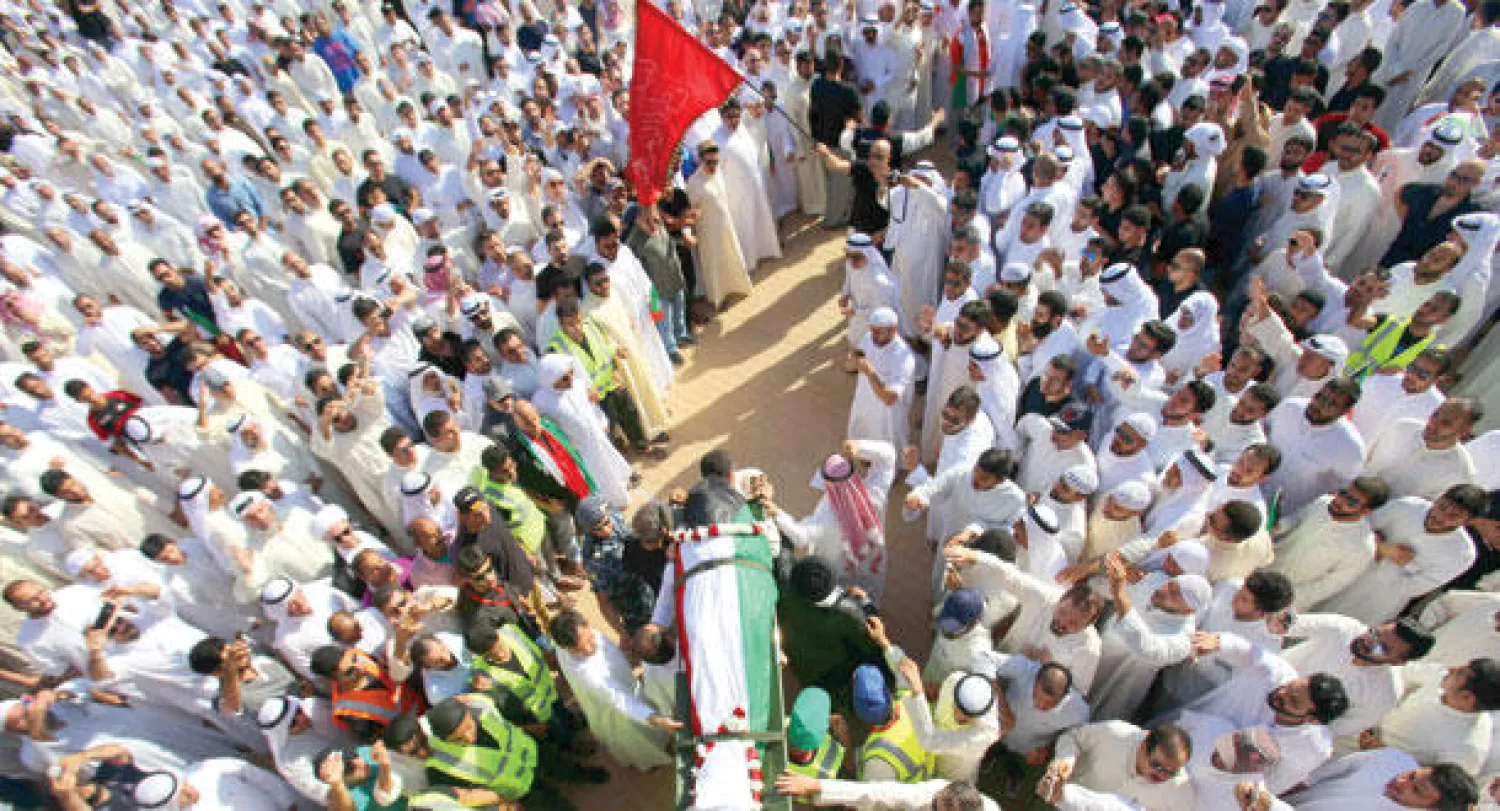 كويتيون يشيعون أحد ضحايا تفجير مسجد الإمام الصادق في مدينة الكويت أمس (ا.ف.ب)