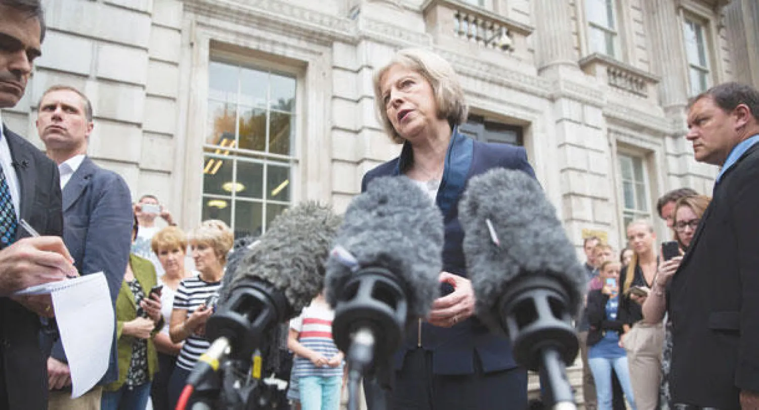 وزيرة الداخلية البريطانية تيريزا ماي تلقي بيانا أمام وسائل الإعلام بعد ترؤسها اجتماعا للجنة التعامل مع حالات الطوارئ «كوبرا» أمس لضمان أن يكون رد فعل الحكومة على الأحداث في تونس مناسبا (رويترز)