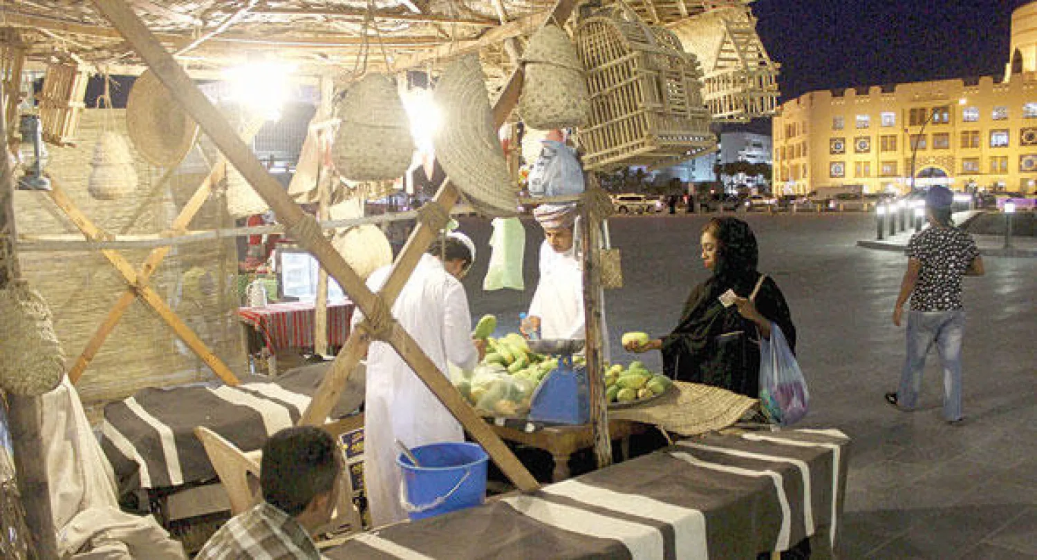 سوق واقف بالدوحة (رويترز)