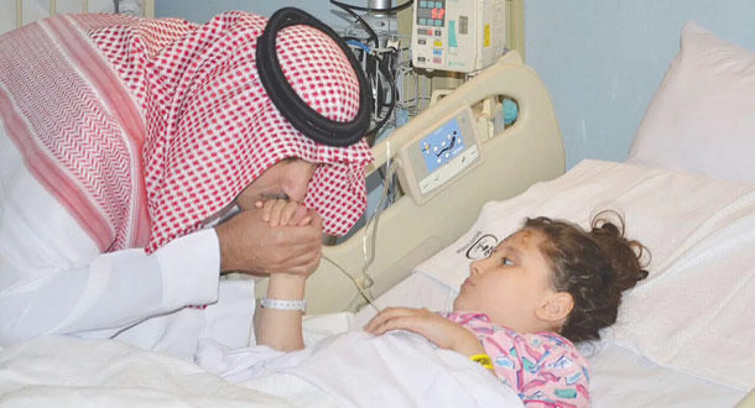 الأمير فيصل بن سلمان يزور الطفلة في المستشفى