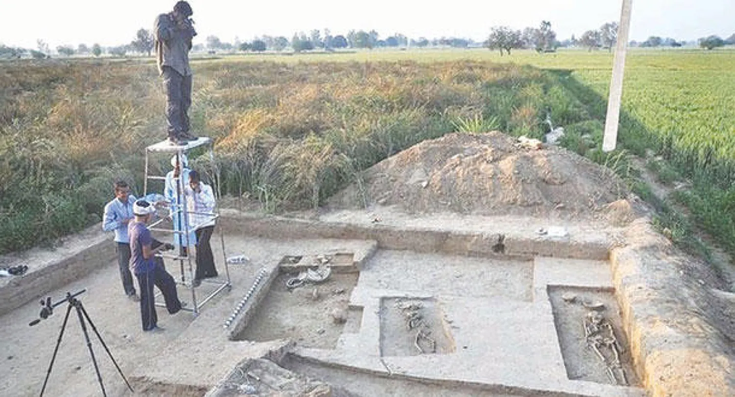 طلاب خلال إحدى عمليات الحفر والاستكشاف في الهند