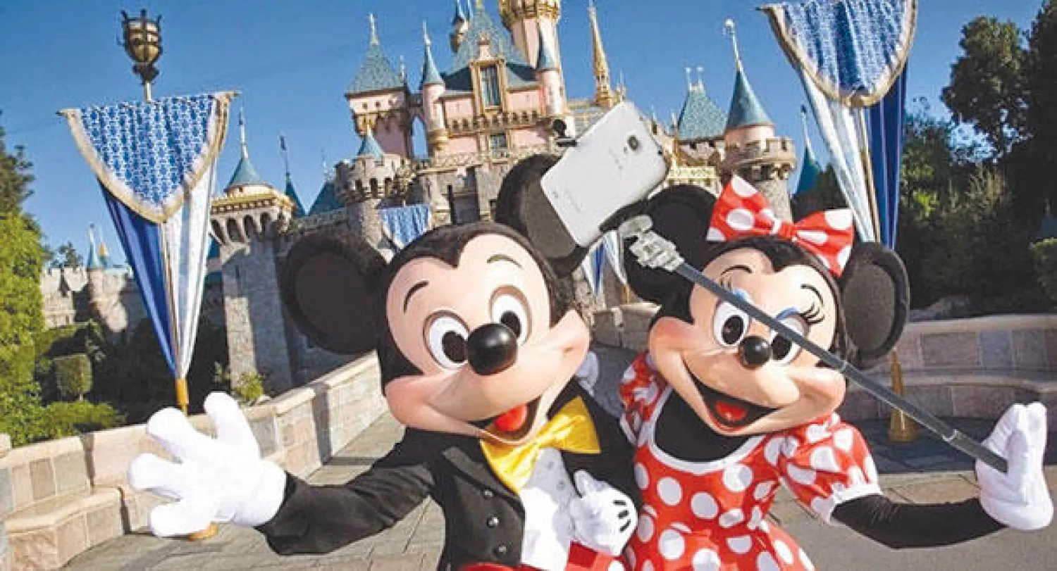 حظر «عصا السيلفي» في ملاهي ديزني