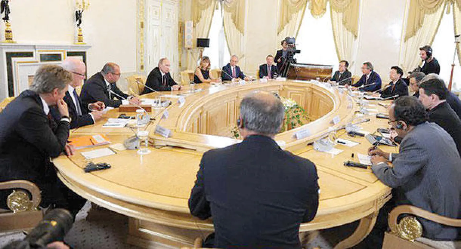 الرئيس فلاديمير بوتين خلال لقاء مع مديري وكالات الأنباء العالمية على هامش أعمال المنتدى الاقتصادي السنوي في سان بطرسبرغ («الشرق الأوسط»)