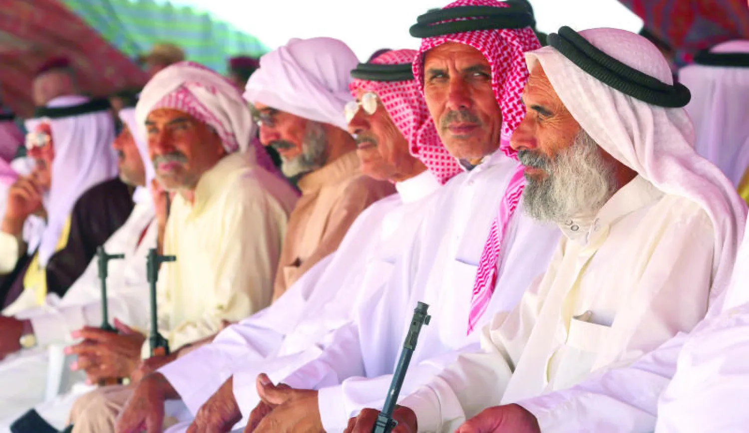 شيوخ عشائر في الأنبار يحضرون احتفالا أقيم مؤخرا بتخرج دفعة من المقاتلين من أبناء العشائر في قاعدة الحبانية غرب بغداد (أ.ب)